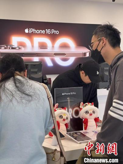 1月21日，海口美兰机场免税店实施“国补”政策，消费者在选购数码产品。 卢家宇 摄