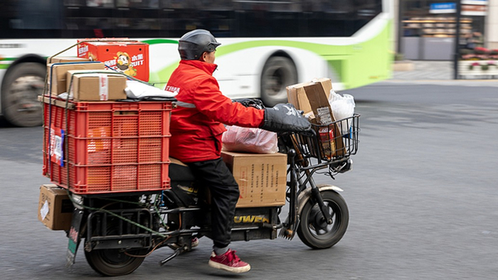 2025年1月20日，上海，快递员送货忙。视觉中国 图