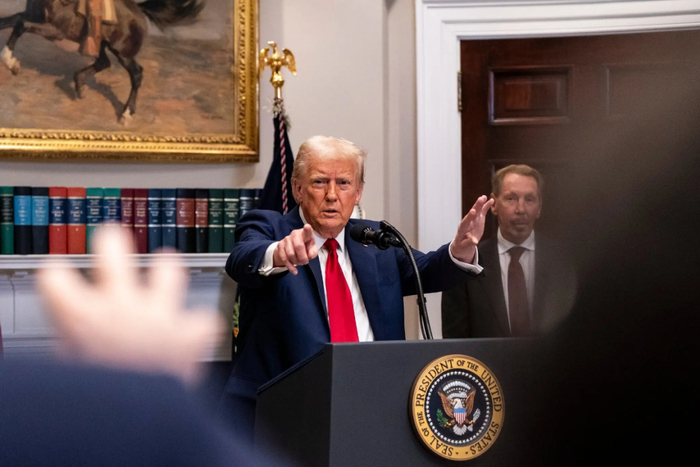 当地时间1月21日，特朗普回答记者提问。图源：美媒