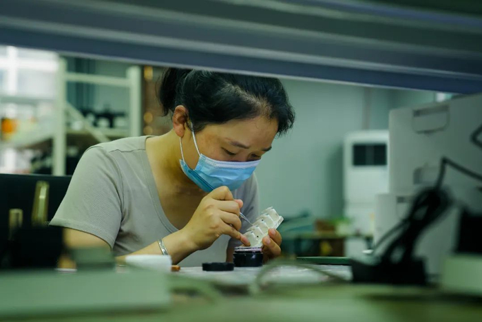 ▲拼多多助力东海穿戴甲打开销路后，解决了一批宝妈的就业增收问题。冉正鸿▕摄