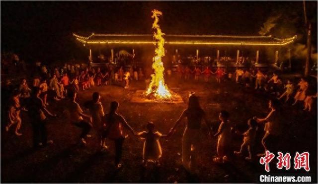 游客体验巴地畲族“火凤凰”。邱仰左 摄