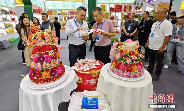 图为山西省级非物质文化遗产闻喜花馍、卫嫂花馍亮相第六届中国粮食交易大会。