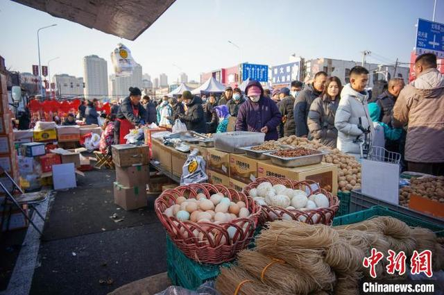 1月22日，天津，民众在芦台溜大集，买年货。中新社记者 佟郁 摄
