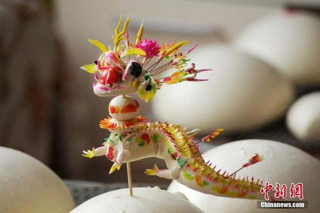 图为闻喜花馍艺人制做的龙形花馍。