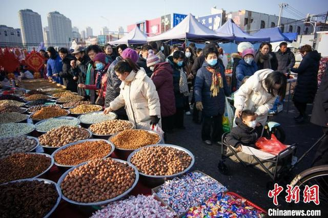 1月22日，天津，民众在芦台溜大集，买年货。中新社记者 佟郁 摄