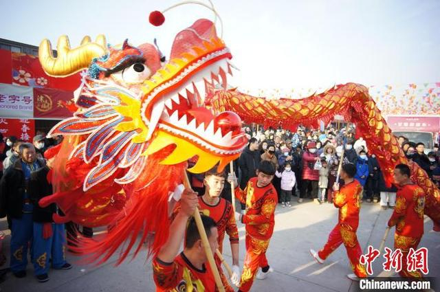 1月22日，天津，民众在芦台大集上观看民俗表演。中新社记者 佟郁 摄
