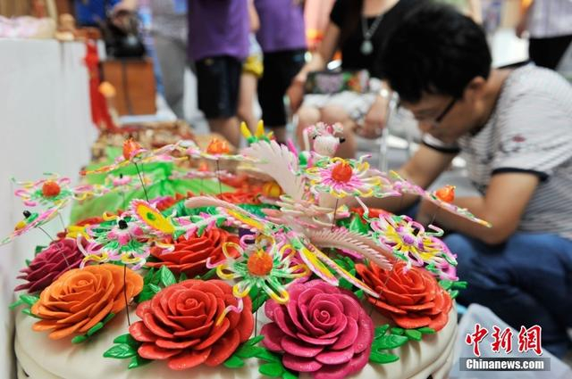 图为中国-东盟博览会文化展山西展厅内精美的闻喜花馍。