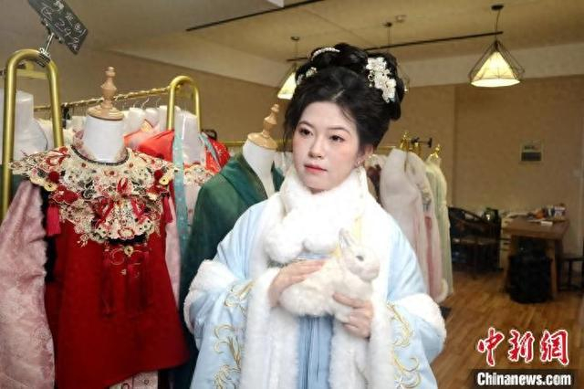 图为顾客在店内体验汉服造型。杨淇越 摄