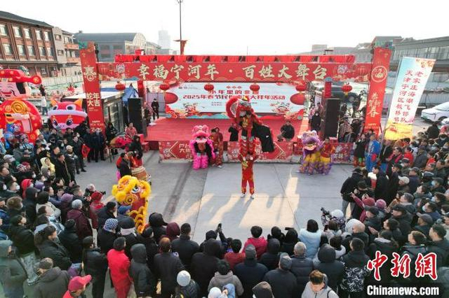 1月22日，天津，民众在芦台大集上观看民俗表演。中新社记者 佟郁 摄