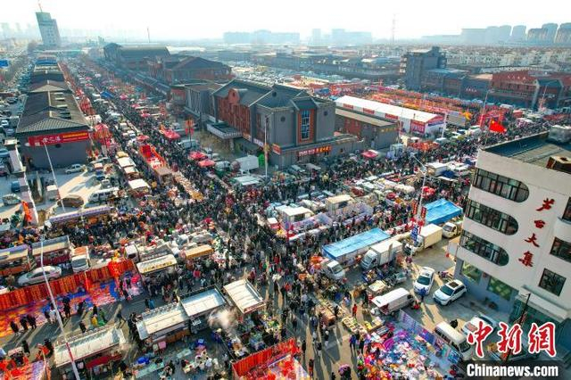1月22日，天津，民众在芦台溜大集，买年货。（无人机照片）中新社记者 佟郁 摄