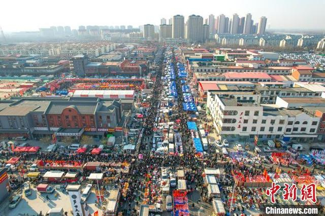 1月22日，天津，民众在芦台溜大集，买年货。（无人机照片）中新社记者 佟郁 摄