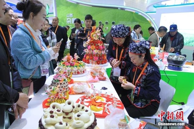 图为山西闻喜花馍在2024年全国粮油和大豆产业博览会亮相。中新社记者 孙婷婷 摄