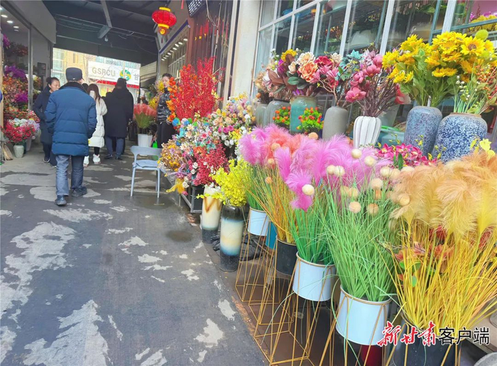 兰州市芳草园花鸟鱼市场内，年宵花迎来销售旺季。