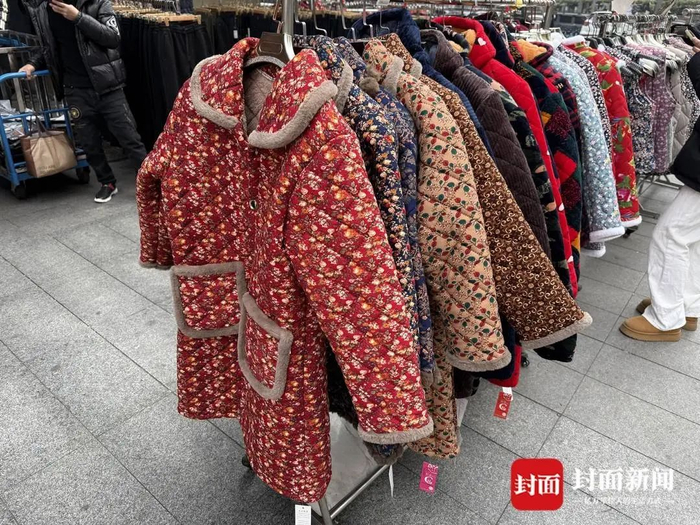 成都荷花池批发市场售卖的“省服”