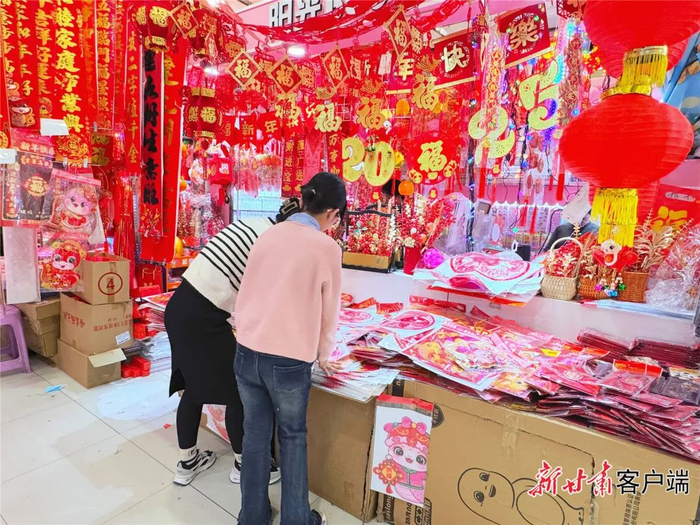 兰州市瑞德摩尔爱琴海商城内，市民正在选购节庆饰品。