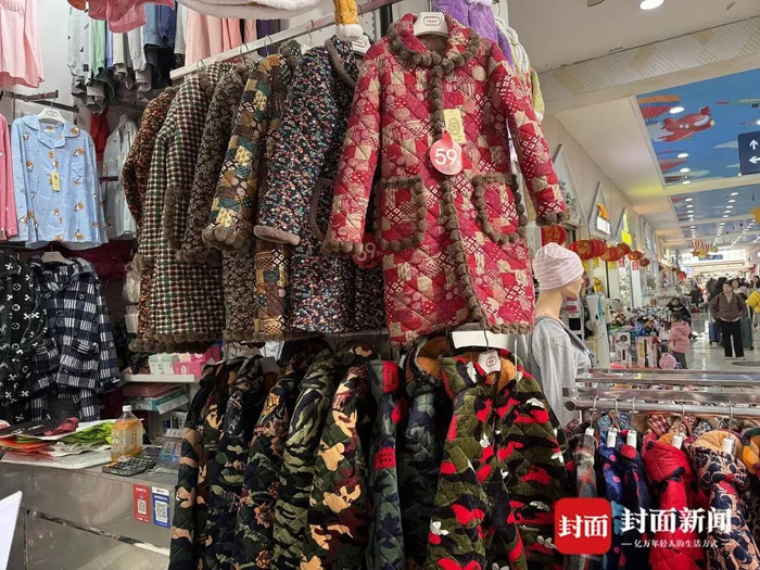 成都荷花池批发市场售卖的“省服”