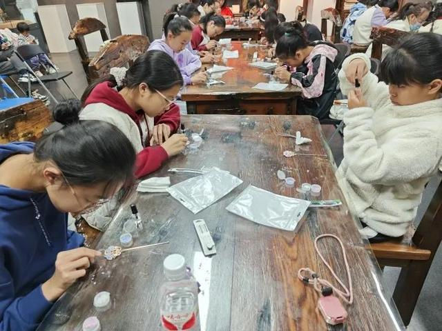 图为柳州市博物馆螺钿非遗制作