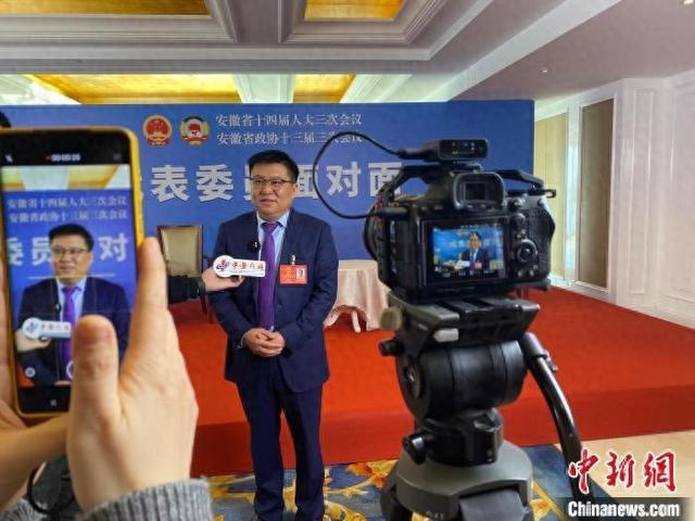 张仲君接受媒体采访。记者 吴兰 摄