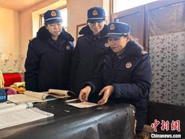 “爱心妈妈”现场填写“爱心寄语卡”送给依依和云云。 陆祁国 摄
