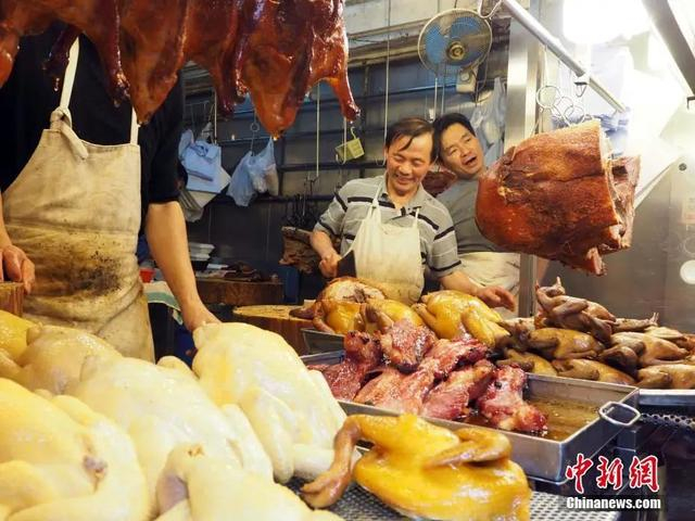 资料图，春节前夕，在香港筲箕湾一街市，烧腊专卖店生意红火。中新网记者 洪少葵 摄