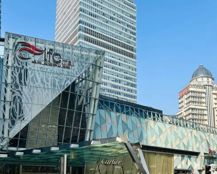 上海的顶奢商场。（图/时代周报记者 王晨婷 摄）