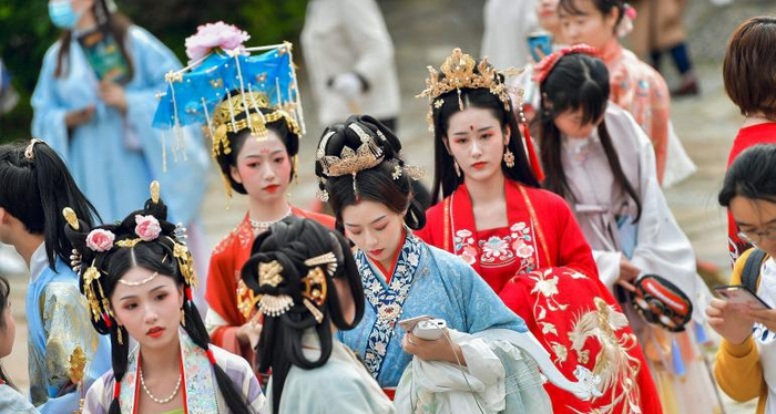 学步桥《绮梦华裳》服装秀表演示意图