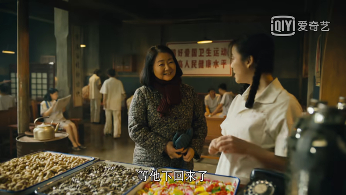 〓 上世纪70年代，进澡堂需要澡票，而搓澡、按脚、喝茶、吃糖块是豪华的一条龙服务/图源：电视剧《人世间》