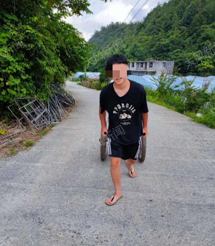 23岁的小冉是家中独子