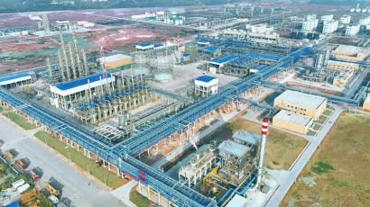 永盈新材料一期A线日前进入投料试生产阶段，2025年该项目计划再投资24.34亿元。 南充市融媒体中心 余中华 摄