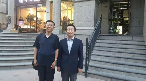 呼和巴特尔（右）和吉林市公安局刑警支队警官袁韧公众号“满子典频”