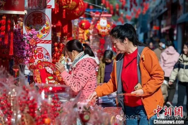 图为市民选购年货。何华文 摄