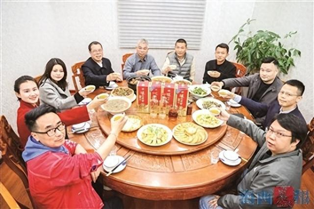 三省客家人“围炉话乡情”。记者 唐光峰 摄