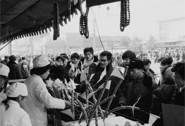 1986年春节前，崇外食品店在户外支起年货大棚。叶用才摄