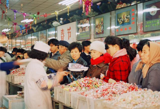 1990年春节前，副食店里的节日气息非常浓郁。 叶用才摄