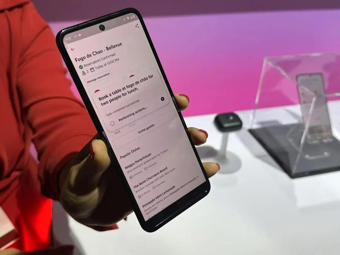 2024年10月，联想Tech World现场，工作人员演示Moto手机的AI语音订座功能；图片由作者拍摄