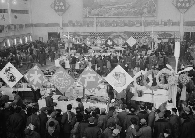 上世纪70年代末，天桥百货商场职工热情接待前来买年货的顾客。 胡敦志摄
