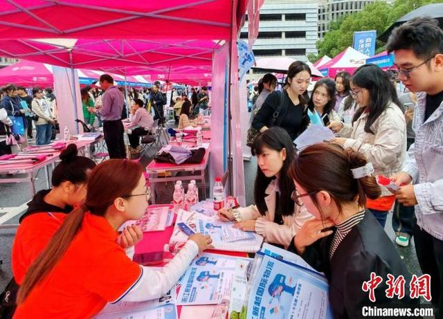 义乌人社局主办的招聘活动现场。董易鑫 摄