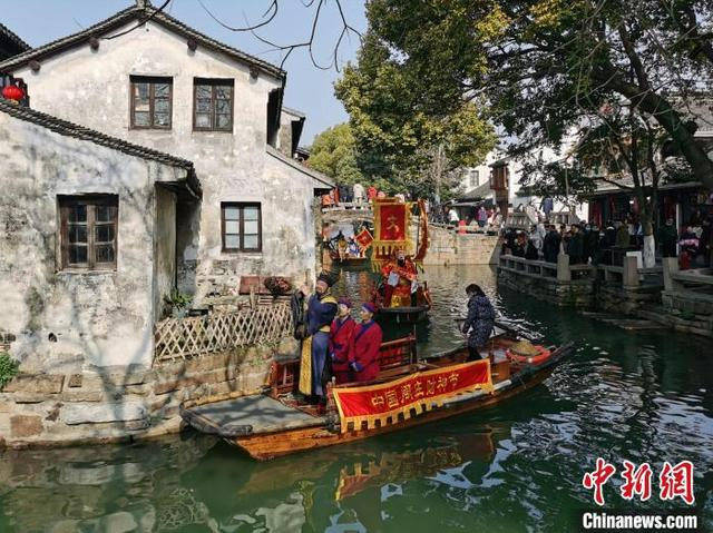 每年正月初五，周庄都会举行水乡独有的水陆迎财神。各地游客纷至沓来，希望求得一年的好运气。 中新社记者 钟升 摄