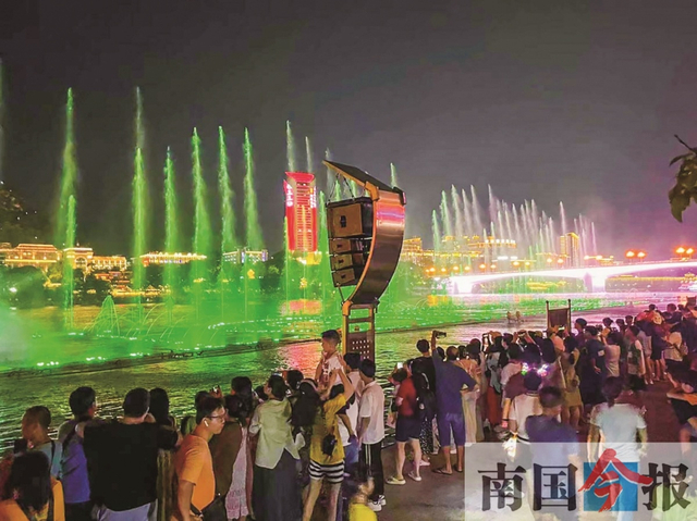 大量游客在观赏音乐喷泉。均为南国今报资料图