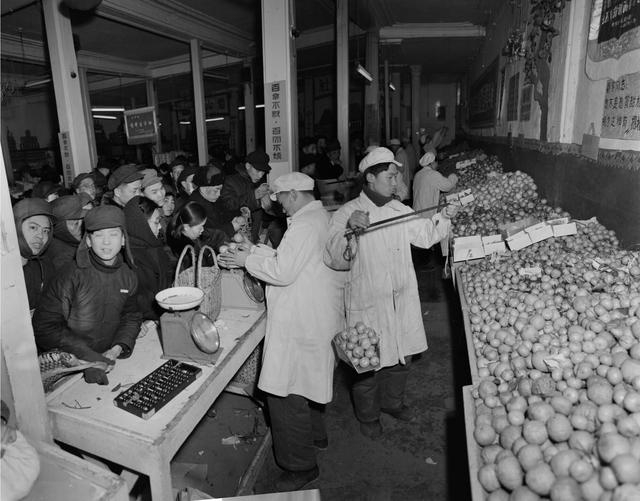 1956年春节前夕，市民在市供销合作总社门市部抢购水果。 柯复摄