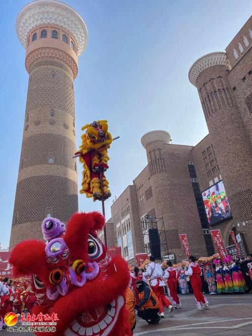 　　天山区祥龙瑞狮贺天山社火队的舞狮表演。 记者米热扎提·木塔力甫摄