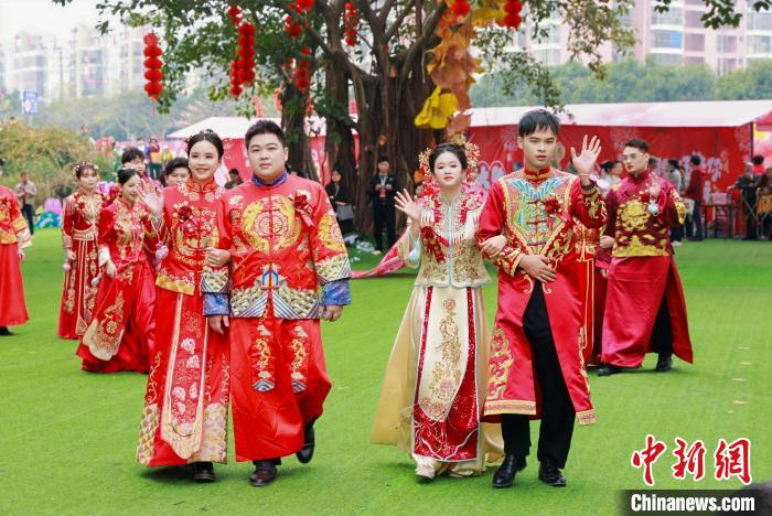 广西玉林举办集体婚礼 100对新人喜结连理