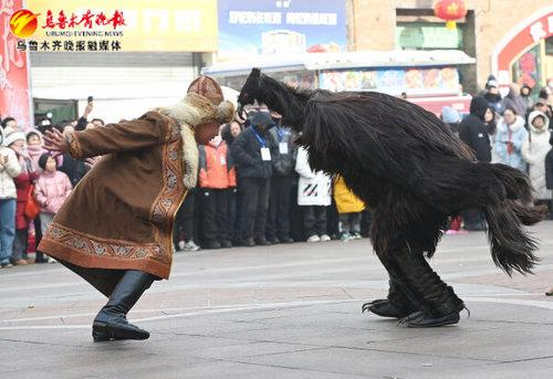 　　达坂城区社火表演队自治区级非遗传承人杰恩斯汗·沙拉皮，用舞蹈语言，演绎着捕猎的故事。记者陈岩摄