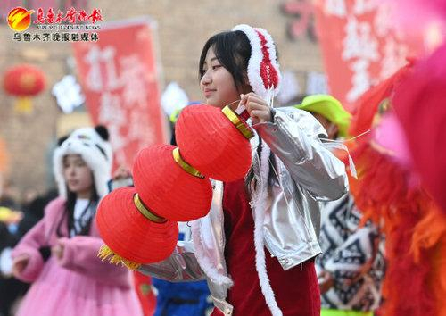 　　天山区社火表演队少年街舞团正在展演街舞。记者陈岩摄