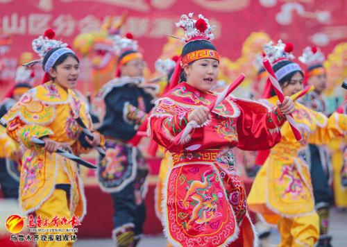 　　来自水磨沟区的苇湖梁街道社火队表演英歌舞。 记者米热扎提·木塔力甫摄