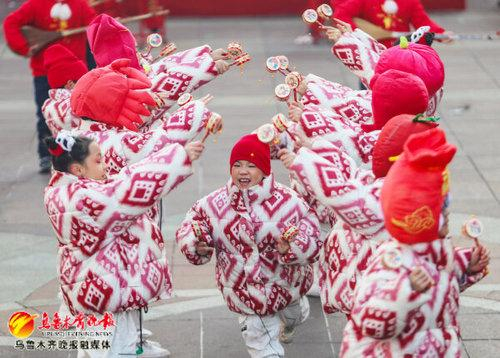 　　来自天山区的天山之子福娃闹春街舞社火队在展演。 记者米热扎提·木塔力甫摄