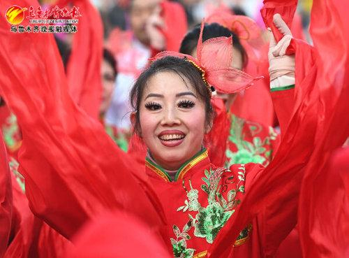 　　天山区社火表演队正在展演秧歌。记者陈岩摄