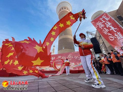 　　水磨沟区社火队的舞龙表演。记者米热扎提·木塔力甫摄