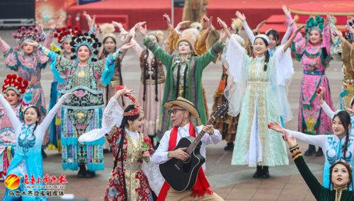 　　来自达坂城区“王洛宾和他的达坂城姑娘”社火队跳起欢快的舞蹈。记者米热扎提·木塔力甫摄