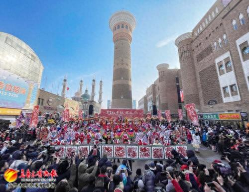 　　精彩的社火表演吸引各地游客驻足欣赏。记者米热扎提·木塔力甫摄